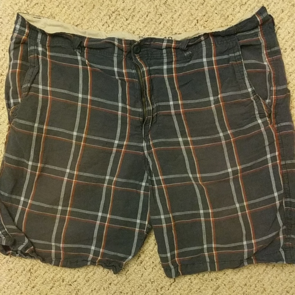 Old Navy broken in khaki plaid shorts
